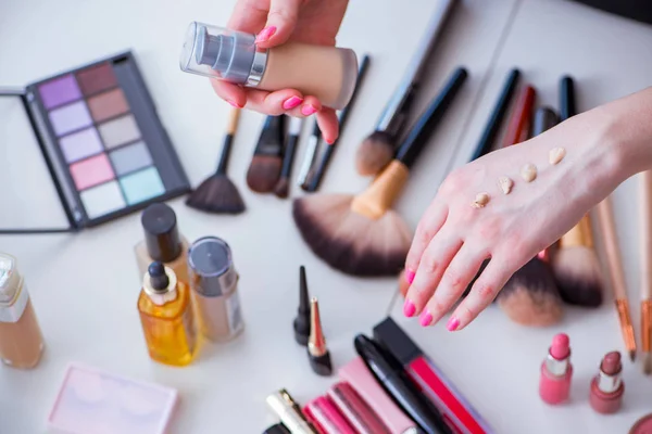 Raccolta di prodotti make up esposti sul tavolo — Foto Stock