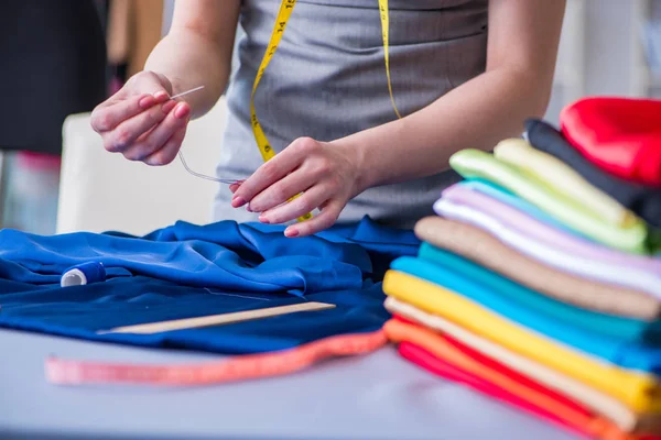 Schneiderin arbeitet an einer Nähmaschine — Stockfoto