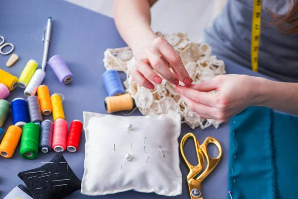 Femme tailleur travaillant sur un vêtement couture couture mesure fa — Photo