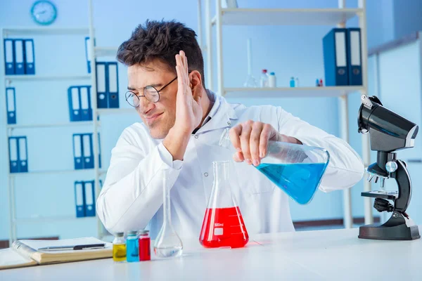 Laboratuvarda çalışan çılgın bir kimyager.