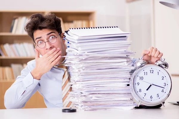 Affärsman som inte håller tidsfristerna för rapportering — Stockfoto