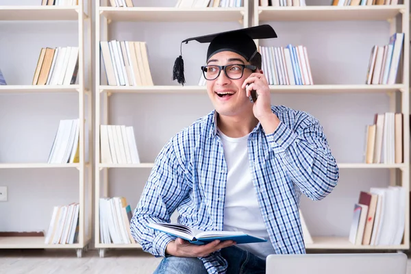 Estudiante joven estudiando con libros —  Fotos de Stock