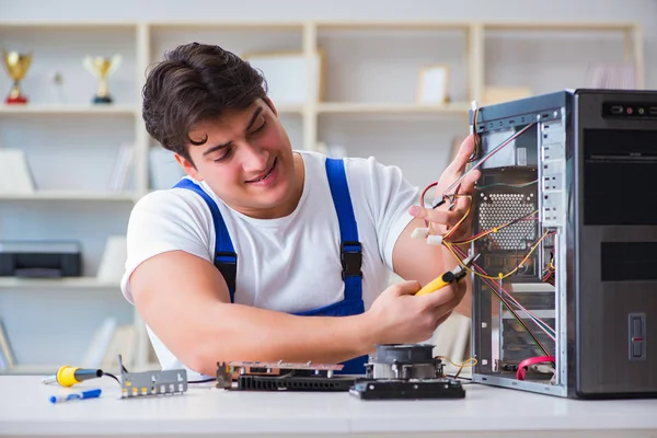 Reparador de computadoras reparando computadora de escritorio —  Fotos de Stock