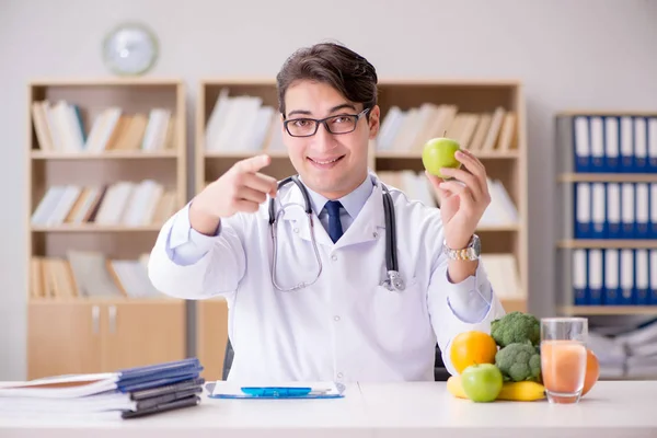 Científico estudiando nutrición en varios alimentos —  Fotos de Stock