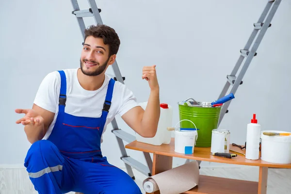 Reparador haciendo reparación de renovación en la casa con wallpa de papel — Foto de Stock