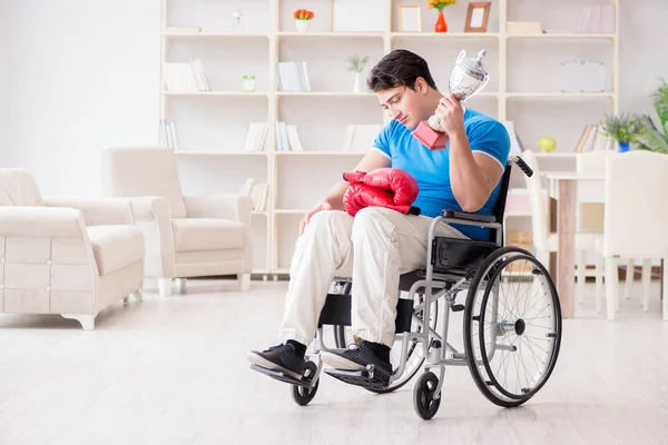 Boxer disabile sulla sedia a rotelle in convalescenza — Foto Stock