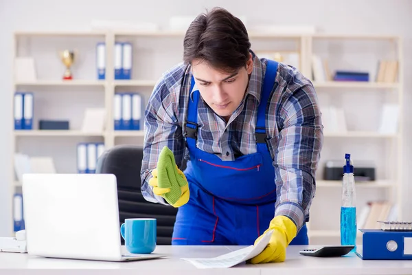Ofiste çalışan erkek temizlikçi.