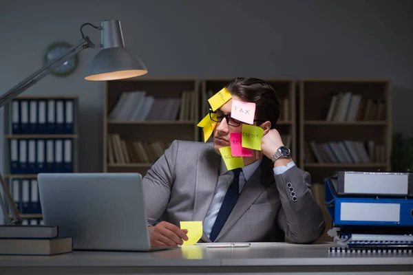 Geschäftsmann bleibt spät dran, um Prioritäten zu setzen — Stockfoto