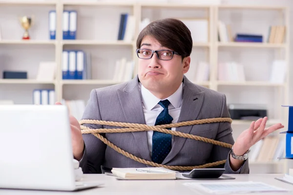 Biznesmen związany liną w biurze — Zdjęcie stockowe