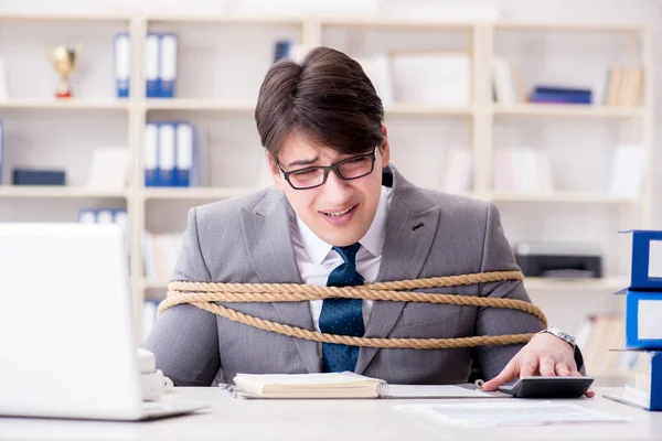 Affärsman bunden med rep på kontoret — Stockfoto