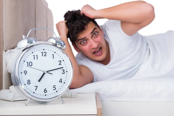Hombre en la cama sufriendo de insomnio —  Fotos de Stock