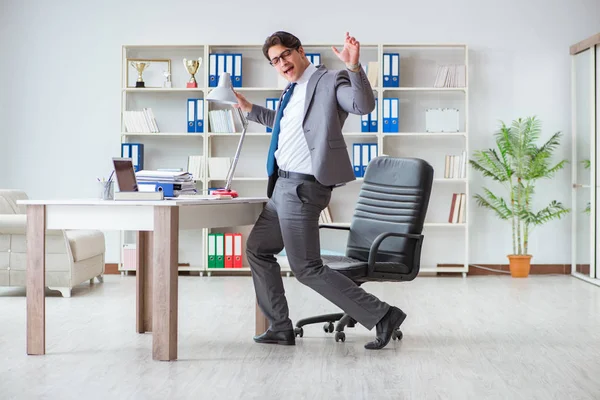 Uomo d'affari si diverte a prendersi una pausa in ufficio al lavoro — Foto Stock