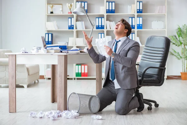 Επιχειρηματίας έχει τη διασκέδαση κάνοντας ένα διάλειμμα στο γραφείο στη δουλειά — Φωτογραφία Αρχείου