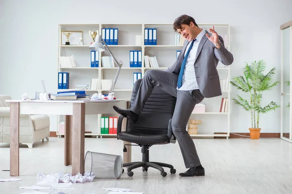 İş adamı işte ara verirken eğleniyor.