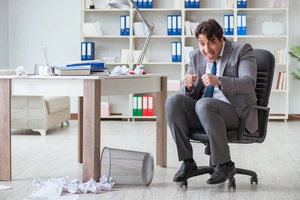 İş adamı işte ara verirken eğleniyor.