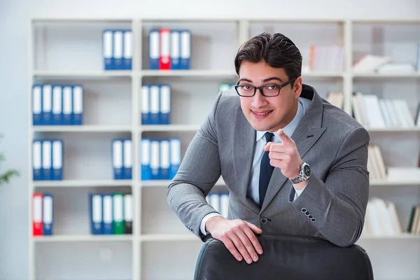 Ofiste çalışan genç bir işadamı.