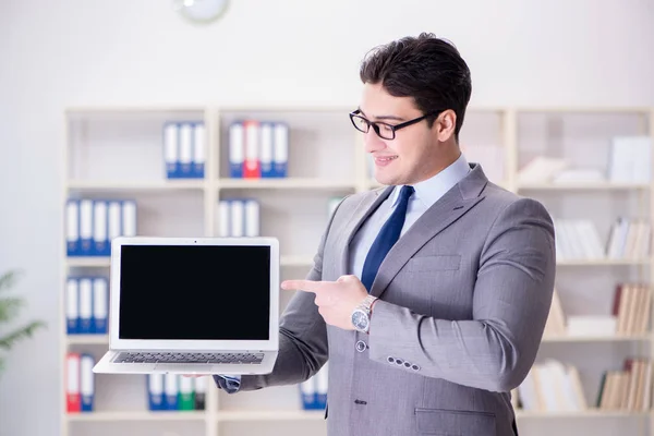 Jeune homme d'affaires travaillant dans le bureau — Photo