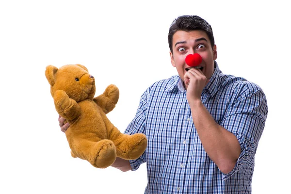 Hombre payaso divertido con un juguete de oso de peluche suave aislado en bac blanco — Foto de Stock