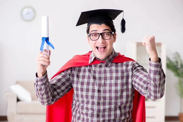 Estudante super-herói se formando usando tampa placa de argamassa — Fotografia de Stock