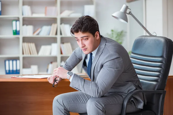 Ofiste çalışan genç bir işadamı.