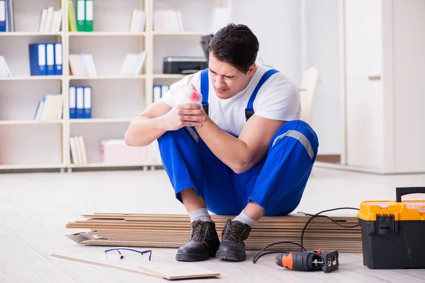 Zemin kaplamalarında çalışan genç bir işçi.