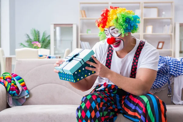 Palhaço bêbado comemorando uma festa em casa — Fotografia de Stock