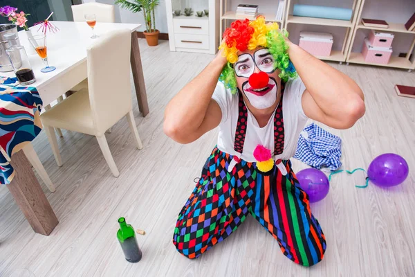 Sarhoş palyaço evde parti veriyor.