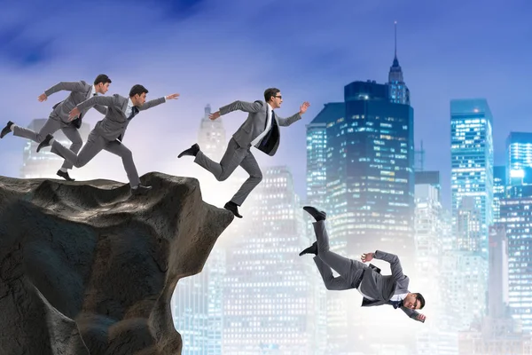Gente de negocios cayendo por el acantilado — Foto de Stock