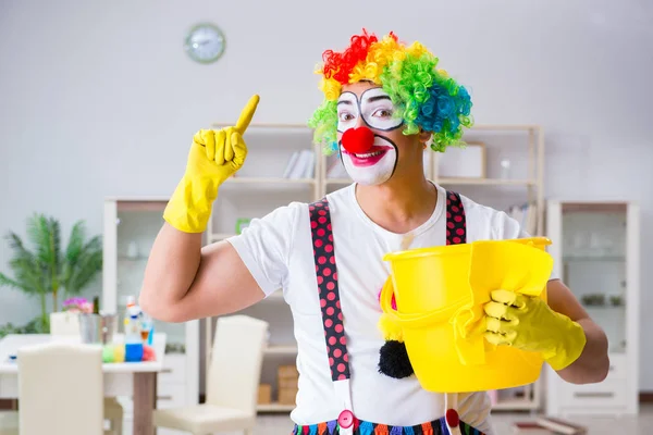 Palhaço engraçado fazendo limpeza em casa — Fotografia de Stock