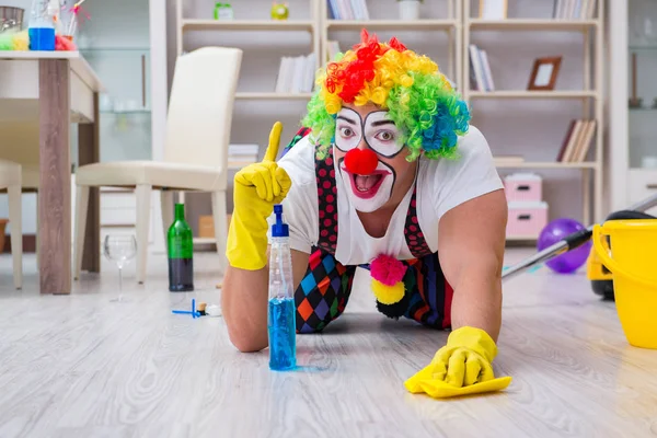 Palhaço engraçado fazendo limpeza em casa — Fotografia de Stock