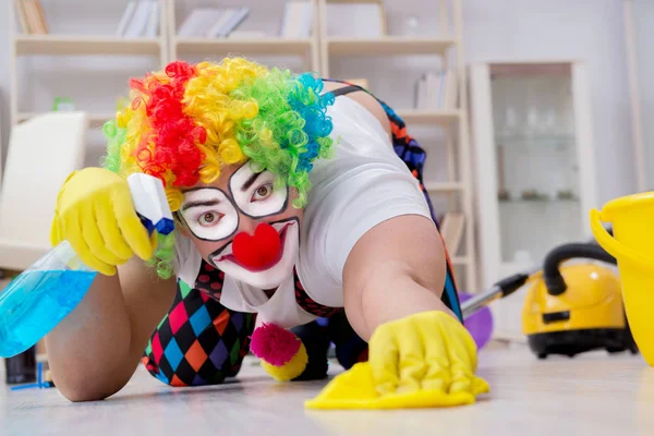 Komik palyaço evde temizlik yapıyor.