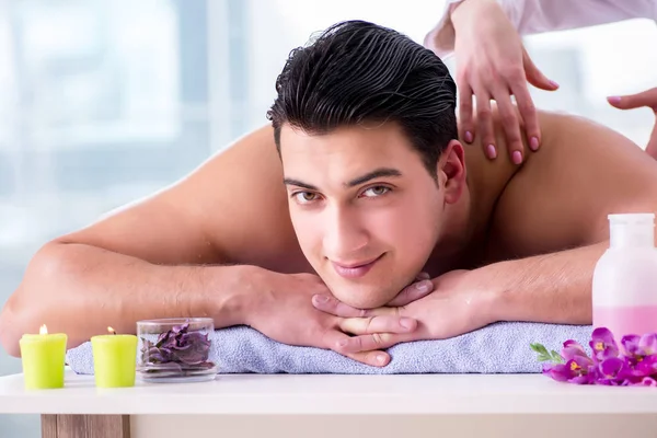 Hombre guapo en concepto de masaje spa —  Fotos de Stock