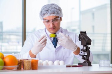 Besin uzmanı gıda ürünlerini laboratuarda test ediyor.