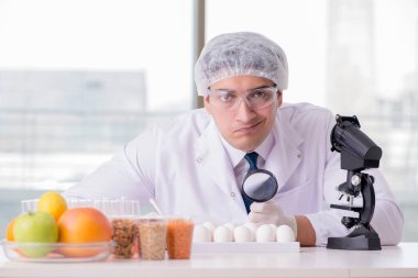 Besin uzmanı gıda ürünlerini laboratuarda test ediyor.