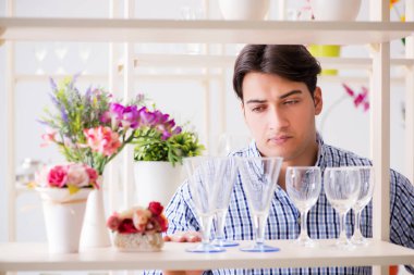 Genç yakışıklı dükkândan alışveriş yapıyor.