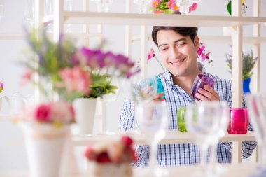 Genç yakışıklı dükkândan alışveriş yapıyor.