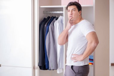 Genç işadamı iş için giyiniyor.