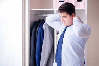 Genç işadamı iş için giyiniyor.