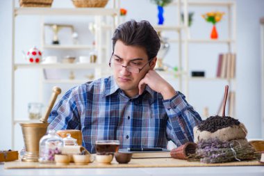 Yeni demler deneyen profesyonel çay uzmanı.