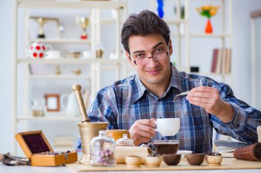 Yeni demler deneyen profesyonel çay uzmanı.