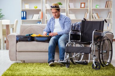 Genç engelli adam yaz tatiline hazırlanıyor