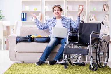 Pasif adam dizüstü bilgisayarla internetten seyahat rezervasyonu