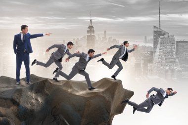 İş adamı iş hayatında kötü kararlar veriyor.