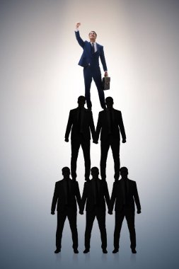 Organizasyon listesinin başında iş adamı var