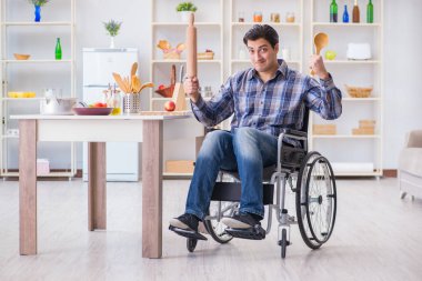 Patenli genç aşçı hamur yemeği hazırlıyor