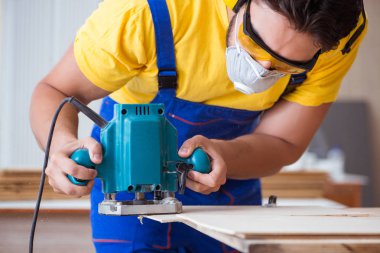 Marangoz atölyede çalışıyor.