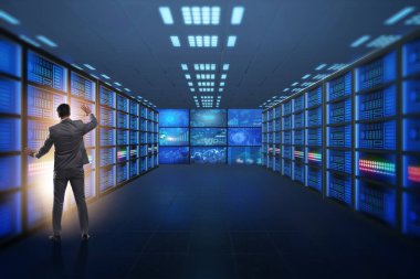 İş adamıyla büyük veri yönetimi kavramı