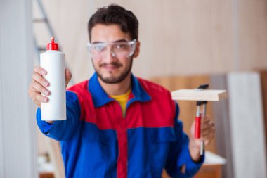 Yooung marangoz boyayla uğraşıyor.