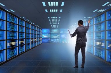 İş adamıyla büyük veri yönetimi kavramı