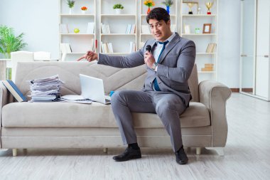 Üzgün işadamı ofiste şarkı söylüyor.